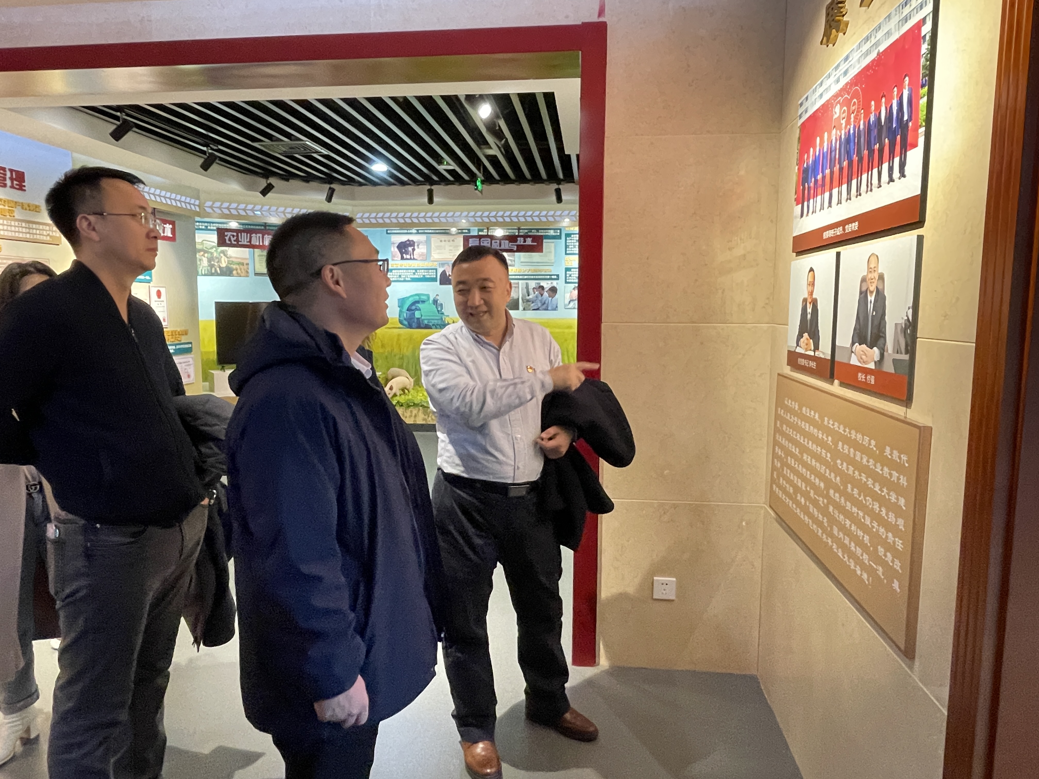 6-与会人员参观校史馆.jpg 6-与会人员参观校史馆.jpg